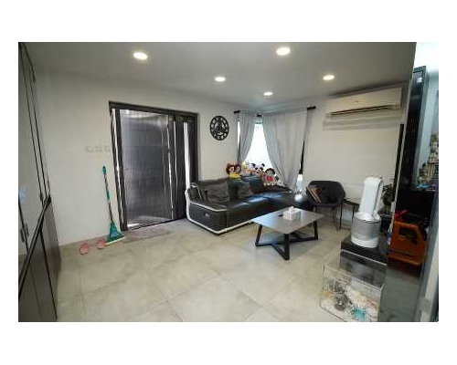 這是數碼都域地下連花園戶，建築面積700方呎，最新叫價720萬。