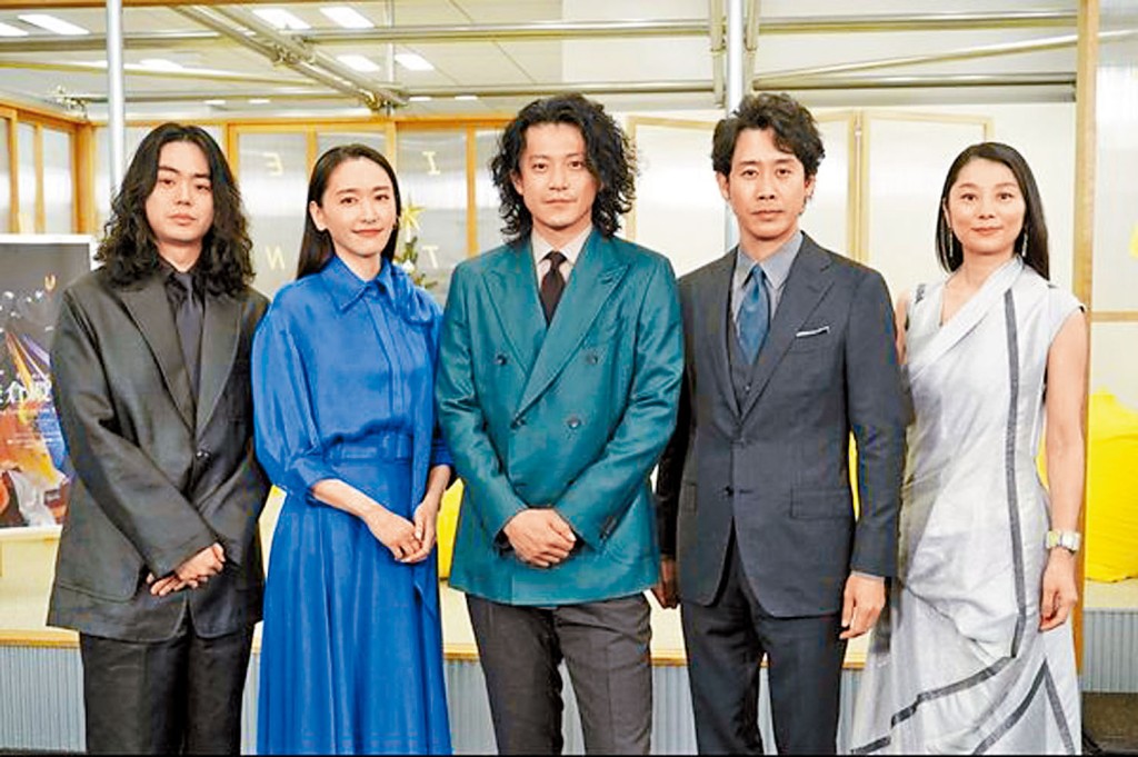 ■新垣結衣(左二)和菅田將暉(左一)都是新婚之人。