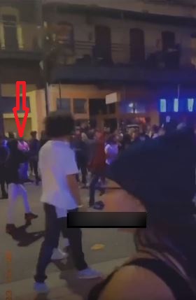 影片拍到現場有人疑似持槍射擊。X