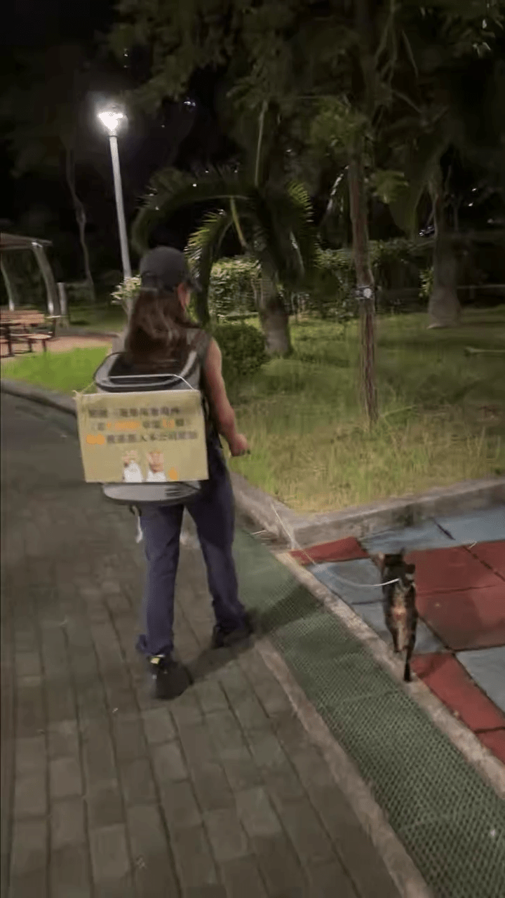 事後,吳小姐又自行做了一個印有《遊樂場地規例》條文的橫幅,於放貓時懸掛在背囊。 事後,吳小姐又自行做了一個印有《遊樂場地規例》條文的橫幅,於放貓時懸掛在背囊。