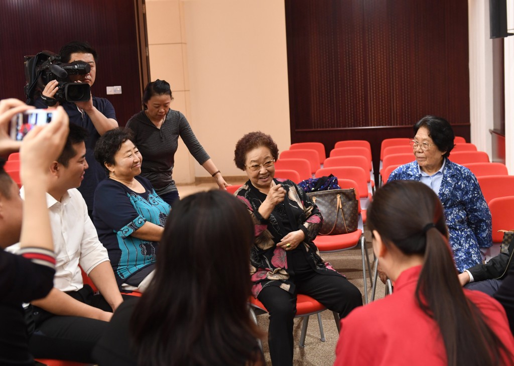 郭蘭英演唱的《我的祖國》、《南泥灣》、《繡金匾》等經典歌曲家傳戶曉,深得民眾喜愛。新華社 郭蘭英演唱的《我的祖國》、《南泥灣》、《繡金匾》等經典歌曲家傳戶曉,深得民眾喜愛。新華社