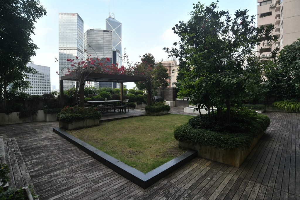 客廳外連3700方呎的翠綠花園,猶如置身城市中的綠洲。