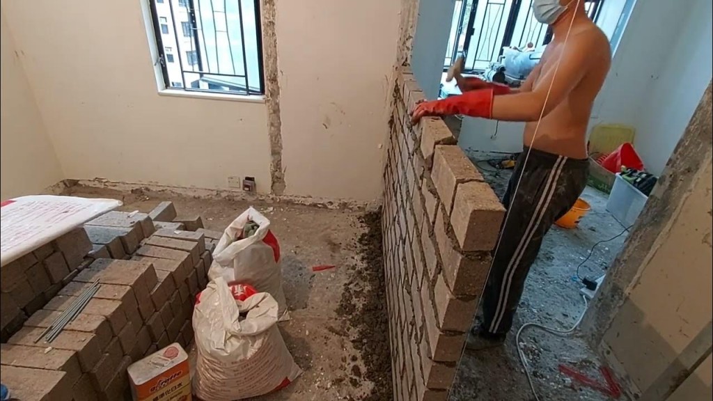 磚牆是最傳統且最穩固安全的間牆物料，雖施工成本較高，但在防潮、隔音、承重及防火等方面表現最為理想。