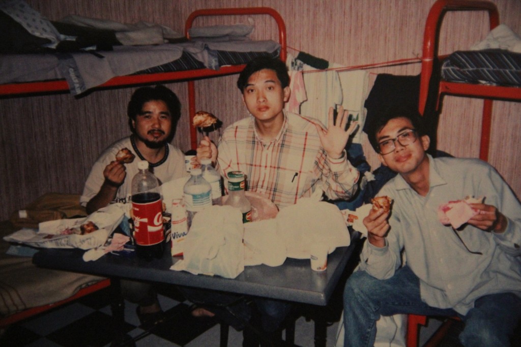 古明華（左）與陳錦鴻（中）是演藝同學，畢業後曾到荷蘭旅行。