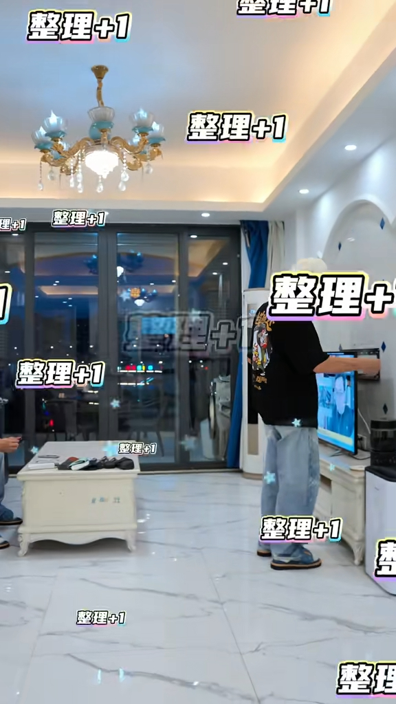 客廳用了落地大玻璃採光,寬闊長露台外望樓景。 客廳用了落地大玻璃採光,寬闊長露台外望樓景。