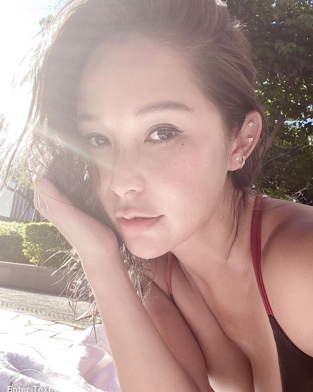趁今日陽光普照，Heidi即出動享受日光浴。