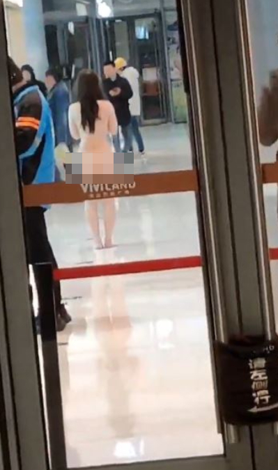 湖北武汉有年轻女子全裸逛商场。