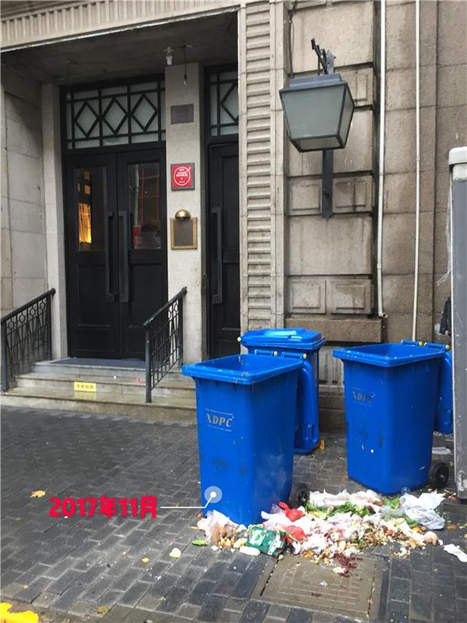 自2017年底開始餐廳不時會行人道弄得佈滿餐廚餘垃圾。