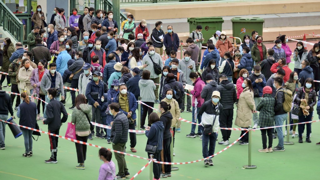 香港護士協會主席源志敏稱,懷疑確診的市民在覆檢及輪候入院時,需在露天地方等候10多小時,形容情況不理想。資料圖片