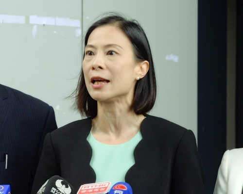 律師陳曼琪指教唆收起長者身份證阻投票涉違法。資料圖片