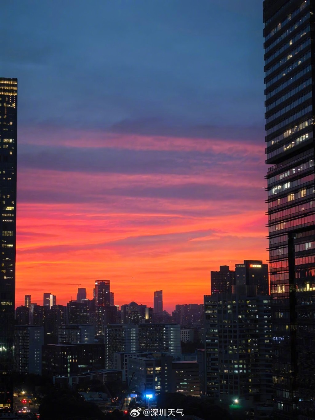 深圳晚上出現火燒雲現象,金紅雲彩彩漫天。深圳天氣 深圳晚上出現火燒雲現象,金紅雲彩彩漫天。深圳天氣