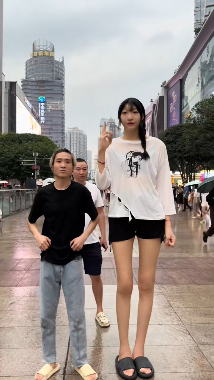 梓浩與女友小玥相戀四載,最終卻被病魔拆散這個家庭。 梓浩與女友小玥相戀四載,最終卻被病魔拆散這個家庭。