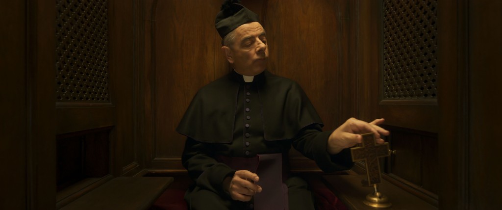 Rowan Atkinson飾演Father Julius，為朱古力做壞事。