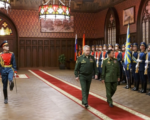 敏昂萊(右)到俄羅斯出席國際安全會議。AP圖
