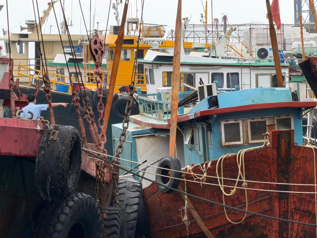 警方消防登船了解意外經過。