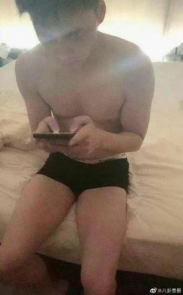 網上同時流出一張疑似李易峰只穿上內褲，坐在床邊看手機的照片。
