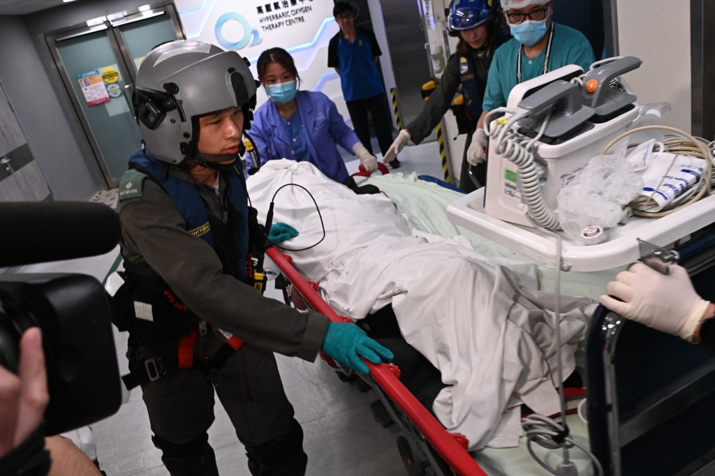 女事主由直升機送院治理。