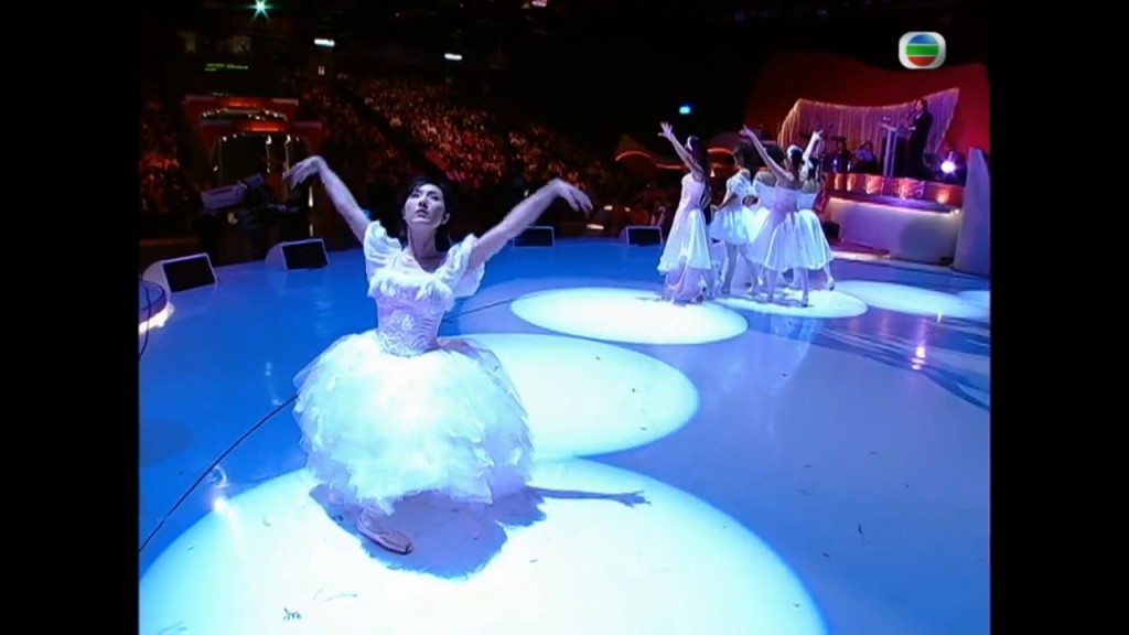 楊千嬅在《翡翠歌星賀台慶》上表演芭蕾舞。