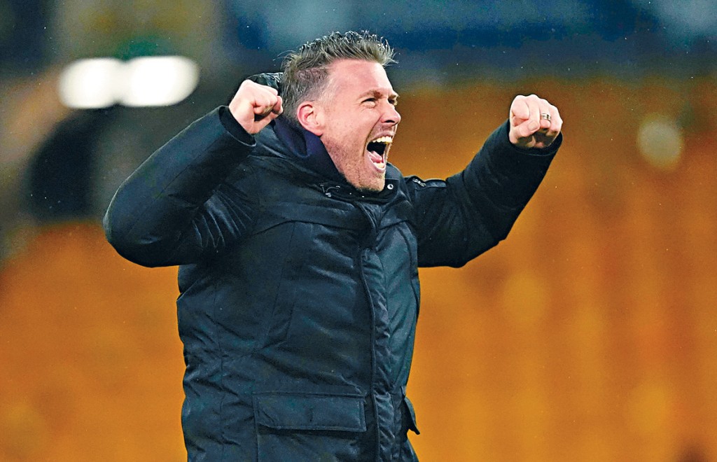 狼隊領隊艾華士贏波十分興奮。