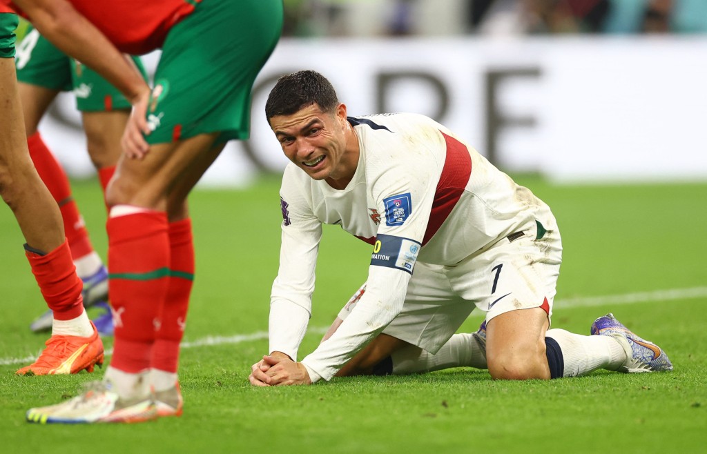 葡萄牙0:1遭摩洛哥淘汰，C朗跪地痛哭。REUTERS