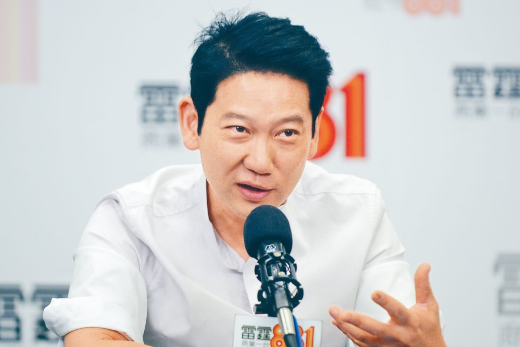 楊立門認為現場又有「Q版」人形紙板又有紀念品,過於個人化。