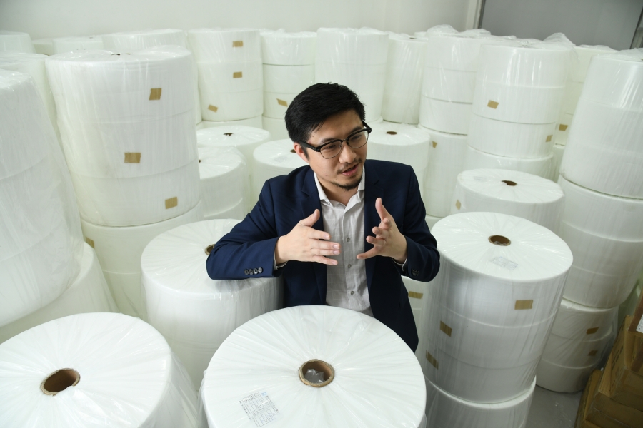 為紓緩口罩荒,禤彥勳自掏腰包在港開設口罩生產綫。