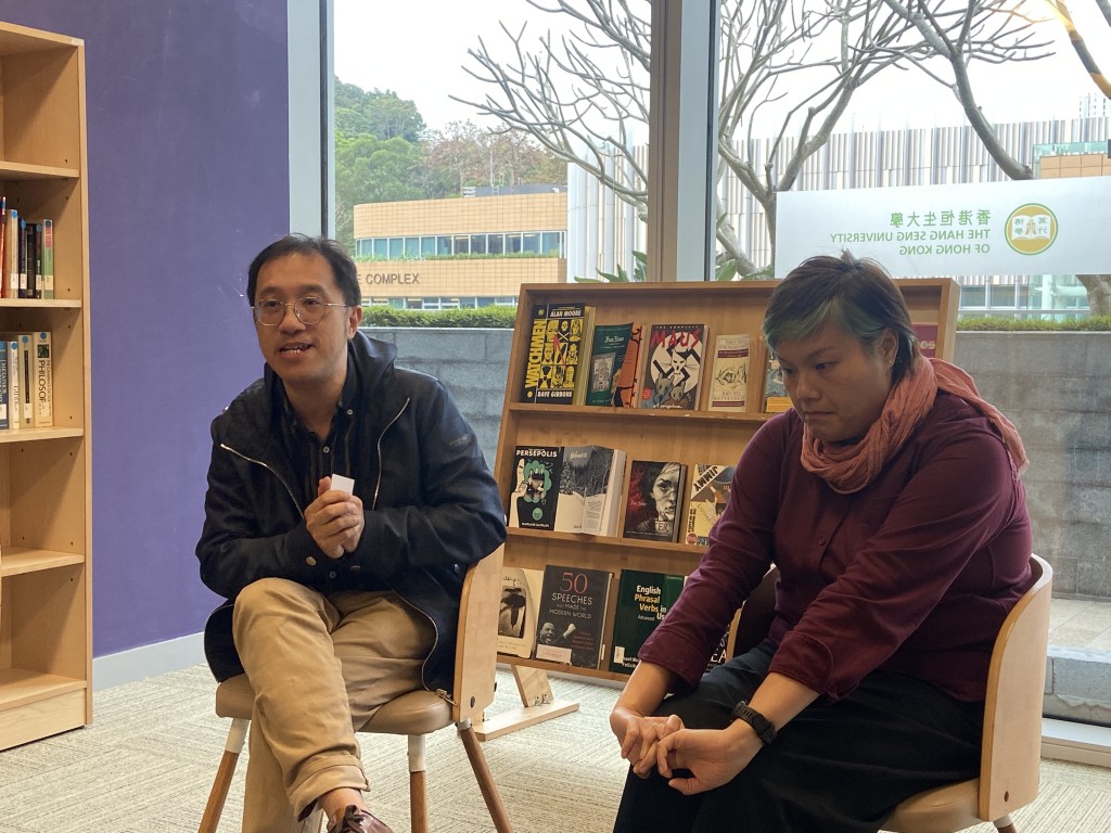 有份教授服务学习学科的社会科学系高级讲师王美琪(右)指，服务学习的初心是让学生连结书本知识及社会现象。