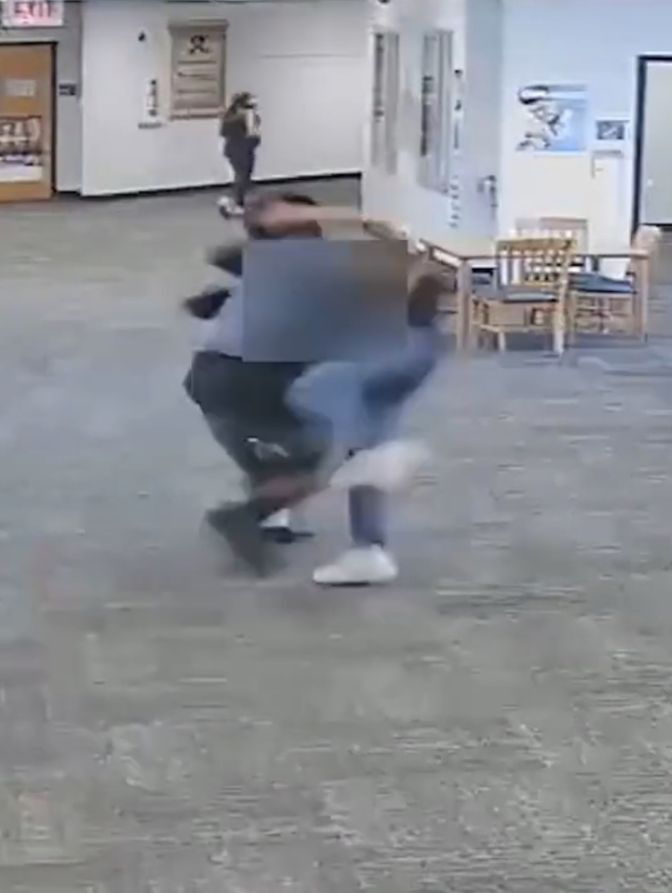 男生猛撞向该名老师。
