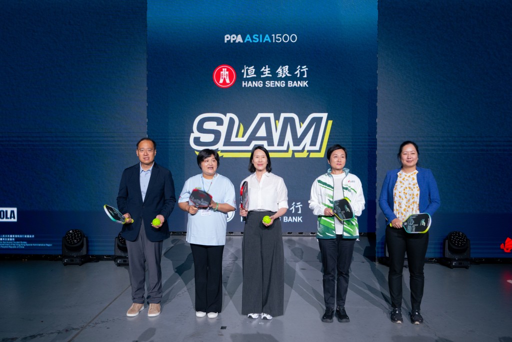康樂及文化事務署署長陳詠雯女士, JP(中)、F-Sports Promotions Limited 總裁封歡歡女士(左二)、恒生銀行零售銀行及財富管理業務主管李樺倫女士(右二)、中國香港網球總會會長鄭明哲先生(左一)、UPA Asia 董事總經理 Kimberly Koh 女士(右一)。 康樂及文化事務署署長陳詠雯女士, JP(中)、F-Sports Promotions Limited 總裁封歡歡女士(左二)、恒生銀行零售銀行及財富管理業務主管李樺倫女士(右二)、中國香港網球總會會長鄭明哲先生(左一)、UPA Asia 董事總經理 Kimberly Koh 女士(右一)。