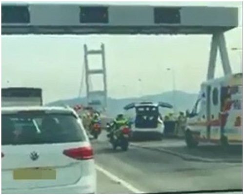 電動車車頭嚴重損毀。圖：突發事故報料區