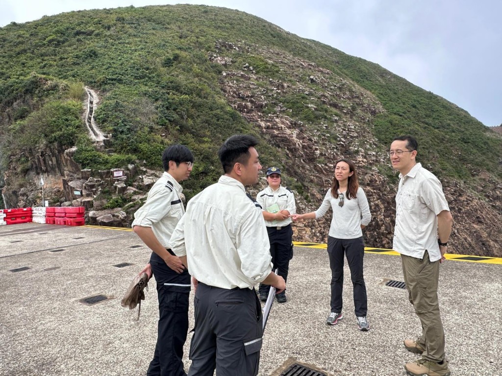 署理漁護署署長黎存志與助理署長葉彥今早到東壩一帶視察現場情況。漁護署fb 署理漁護署署長黎存志與助理署長葉彥今早到東壩一帶視察現場情況。漁護署fb