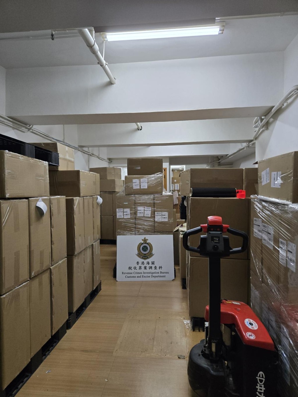 海關在荃灣沙咀道一棟工業大廈的兩個單位內,分別搜獲約80萬支及約220萬支懷疑未完稅香煙。海關提供 海關在荃灣沙咀道一棟工業大廈的兩個單位內,分別搜獲約80萬支及約220萬支懷疑未完稅香煙。海關提供