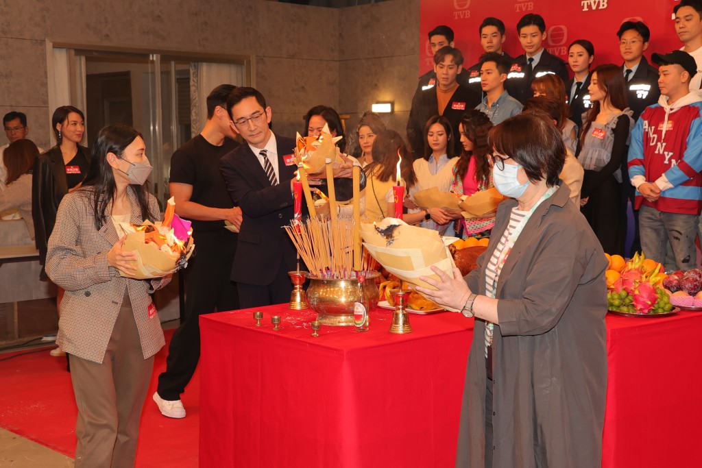 TVB新劇《非份之罪》（暫名）進行開鏡拜神儀式。