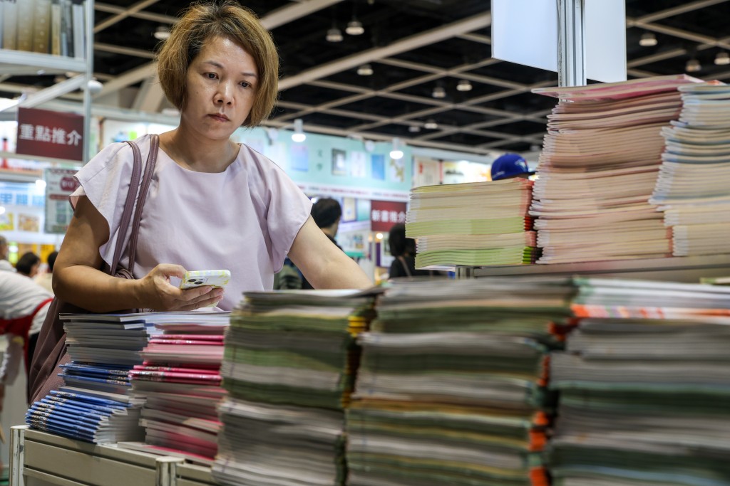 不少巿民入場,希望買到心頭好。何家豪攝 不少巿民入場,希望買到心頭好。何家豪攝