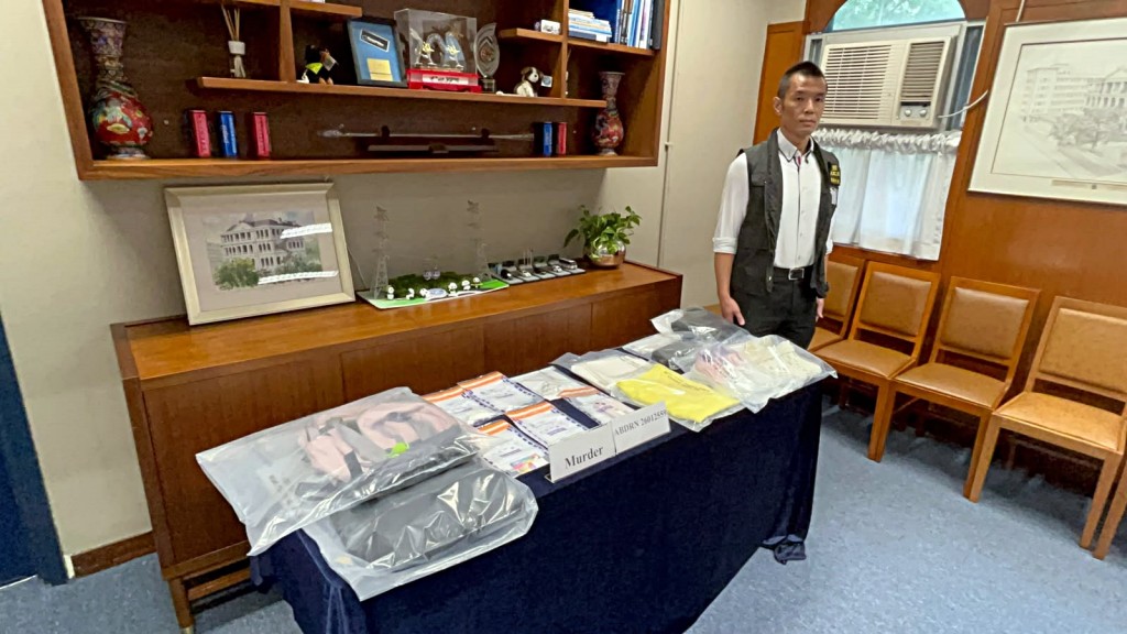 警方展示搜獲到的證物。楊偉亨攝 警方展示搜獲到的證物。楊偉亨攝