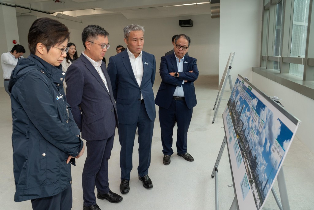 蔡傑銘(左二)早前到河套香港園區視察。創新科技及工業局FB圖片 蔡傑銘(左二)早前到河套香港園區視察。創新科技及工業局FB圖片