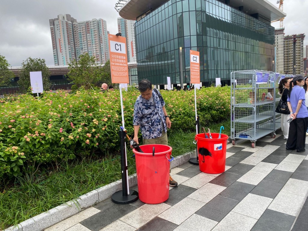 臨時儲物架及雨傘桶