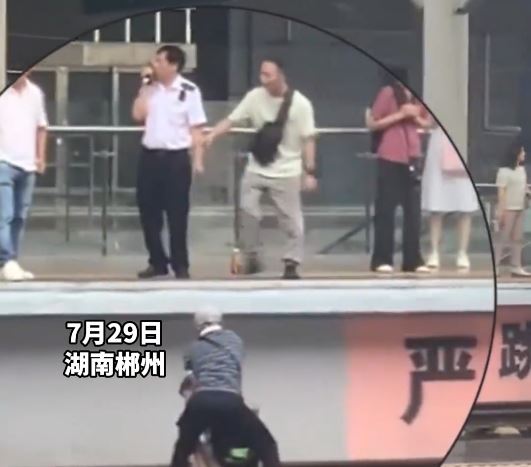 郴州男子家事爭執跳高鐵軌，3乘客協助對方家人，將跳軌男抬起救回。薘勃新聞