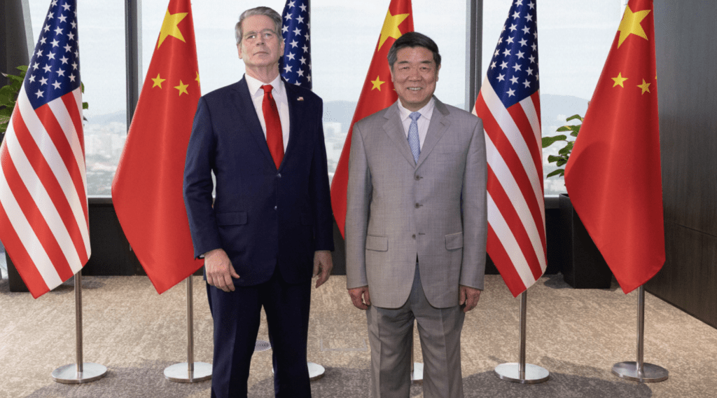 國務院副總理何立峰在瑞士達沃斯出席世界經濟論壇年會期間，與美國財政部長貝森特會面，雙方就中美經貿議題交換意見，並討論包括大豆採購在內的具體合作事宜。資料圖片