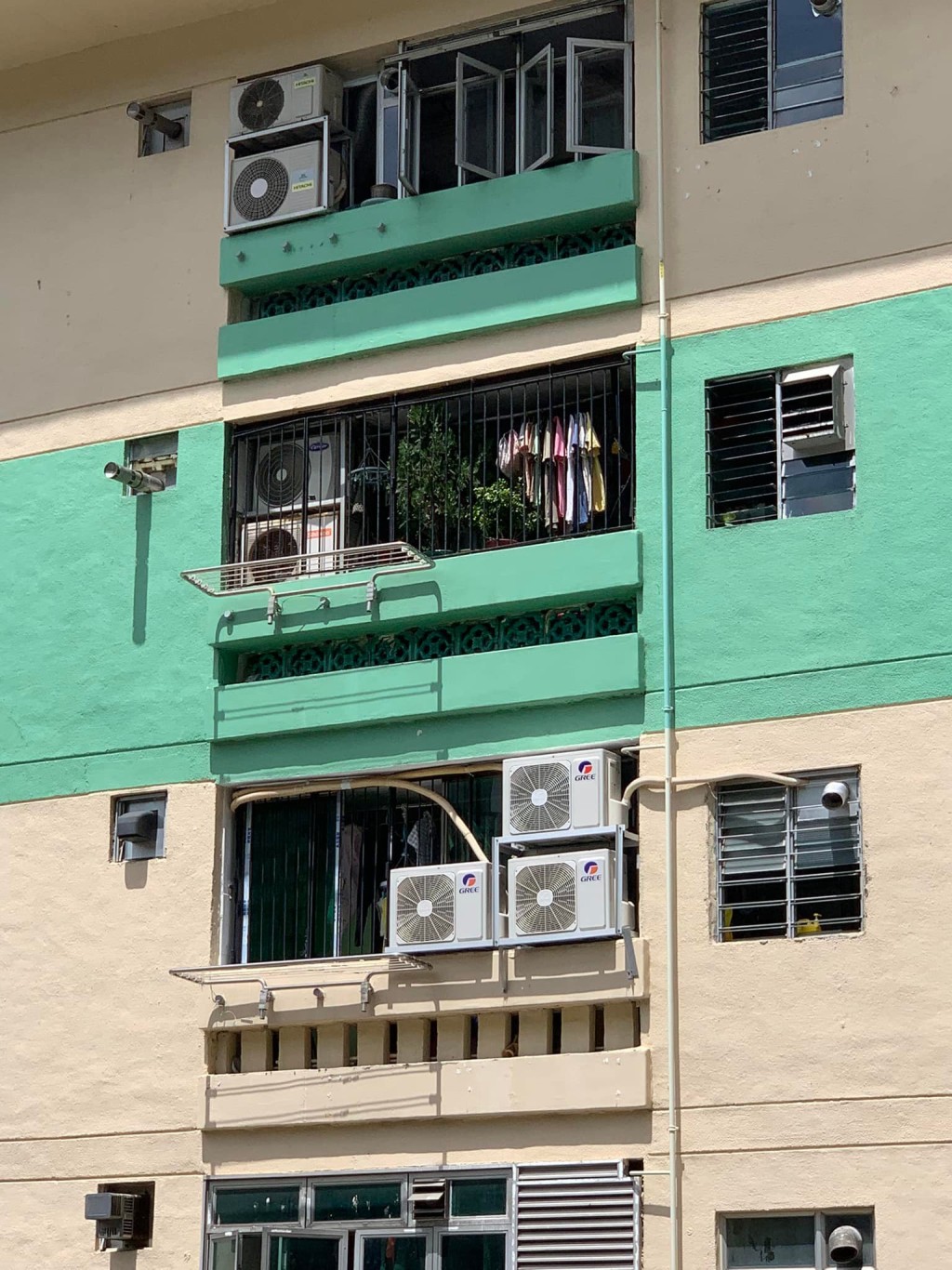 何文田街坊发现有爱民邨有单位安装3至4部分体式冷气机。「何文田街坊」FB