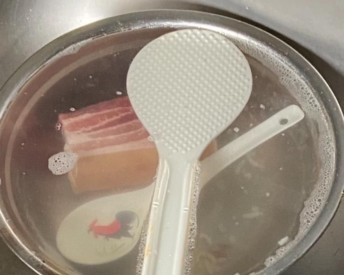 網友昨日竟於正在浸洗的碗碟中，發現一嚿正在解凍的生豬肉。Dcard圖片