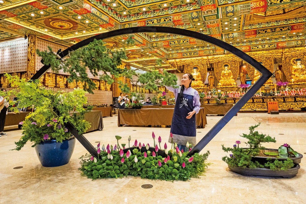 花艺大师李丽淑教授创作的大型扇形花器，背后大有深意。