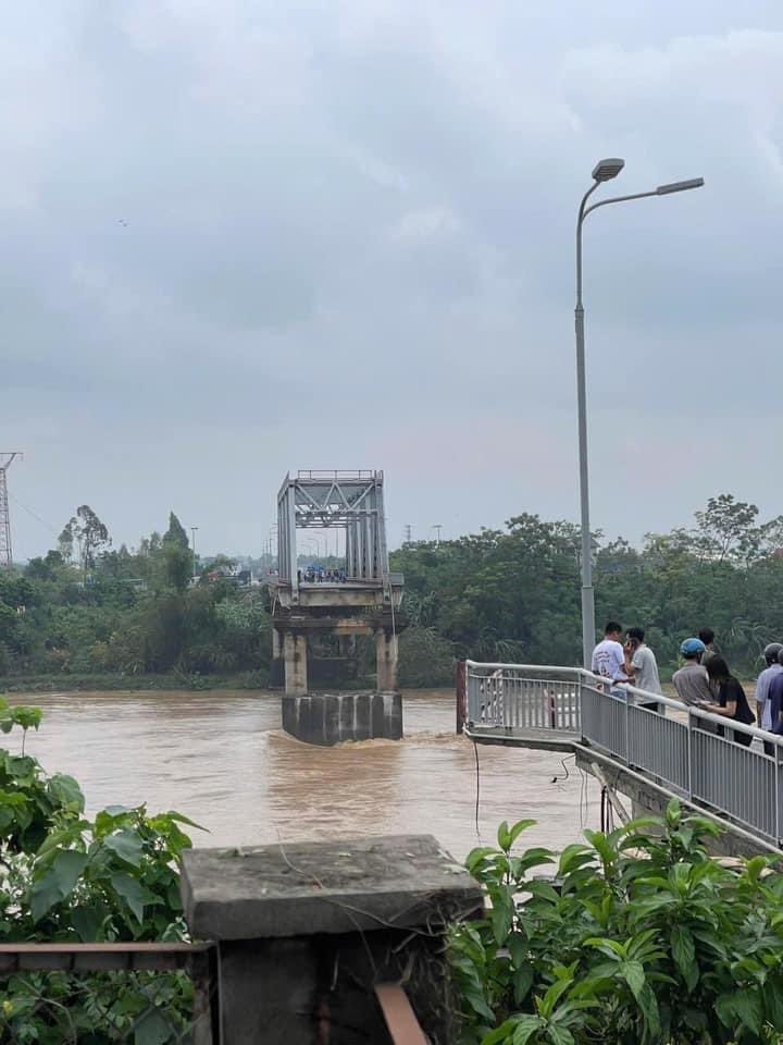 越南富壽省有大橋突然垮塌，造成10輛汽車和2輛摩托車墜入河中。X