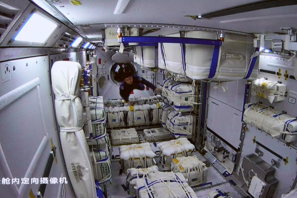 北京航天飞行控制中心拍摄的神舟十四号航天员陈冬进入梦天实验舱。 新华社