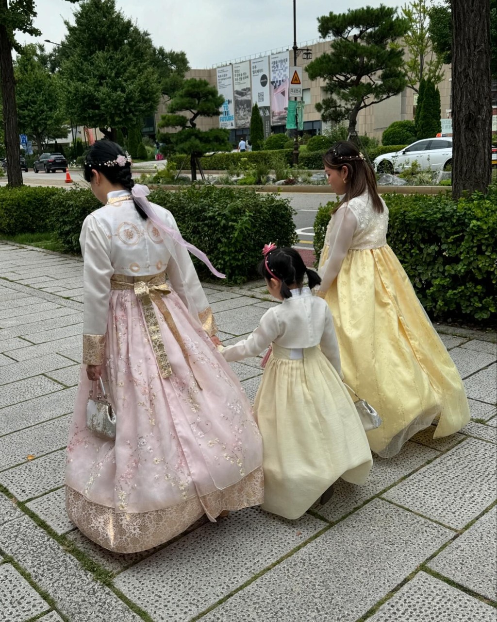 Lucy与妈妈拣同系列韩服。