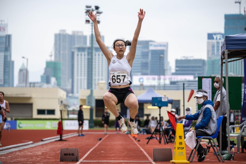 賈慧妍於第三跳做出6米03成功摘金，更連破香港U18及U20紀錄。香港田徑總會圖片