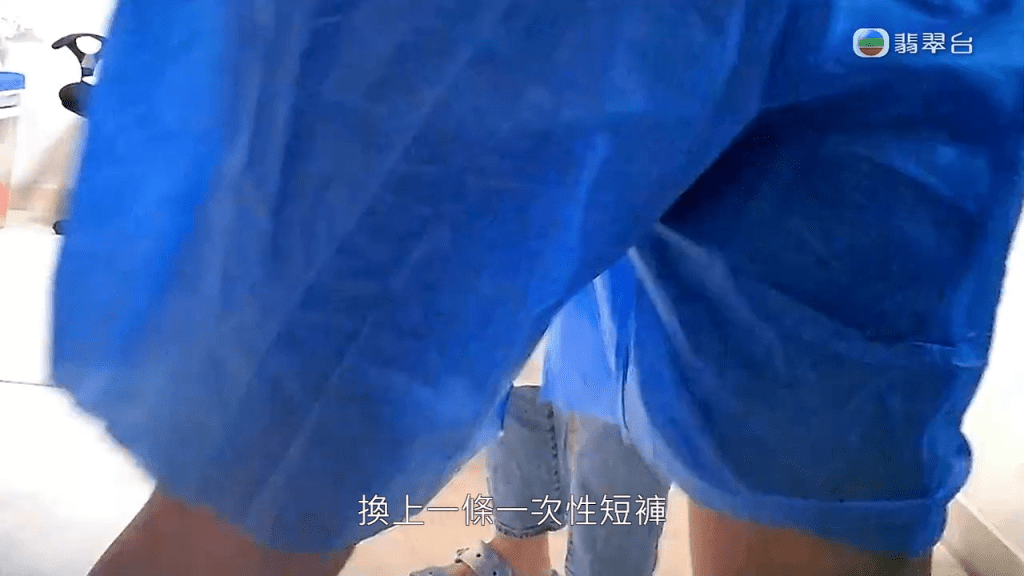 《东张》的男工作人员放蛇，换上一条一次性短裤按摩，并被阿红要求趴在按摩床上。