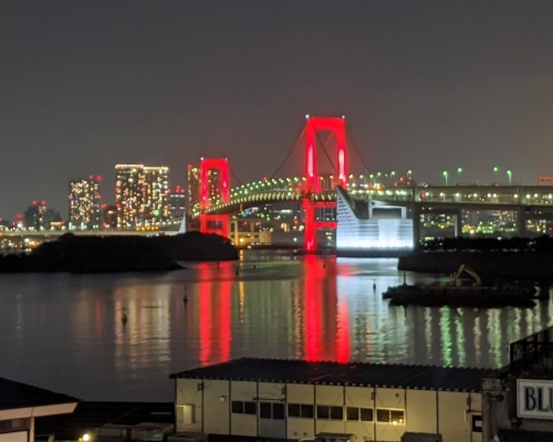 東京彩虹大橋換成紅色，提醒民眾別鬆懈防疫。twitter網民MobileHackerz圖片
