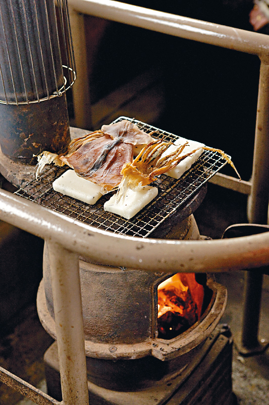 ●在暖爐列車可一嘗即烤魷魚及年糕的滋味。