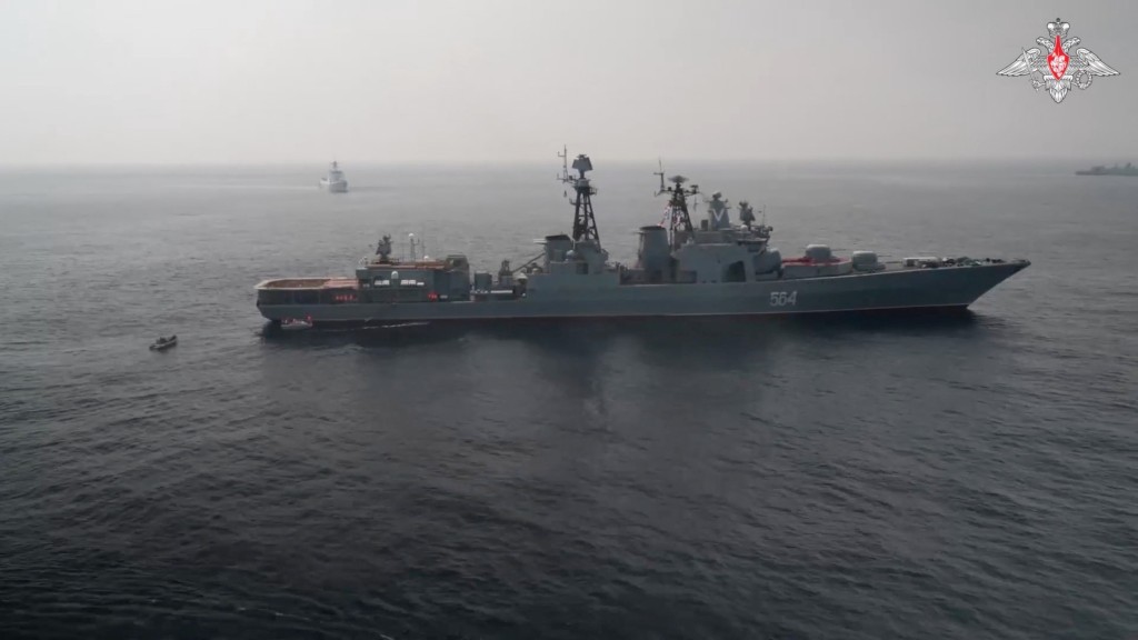 參與中俄聯合軍演的俄羅斯驅逐艦特里布茨海軍上將號在日本海海域。 路透社